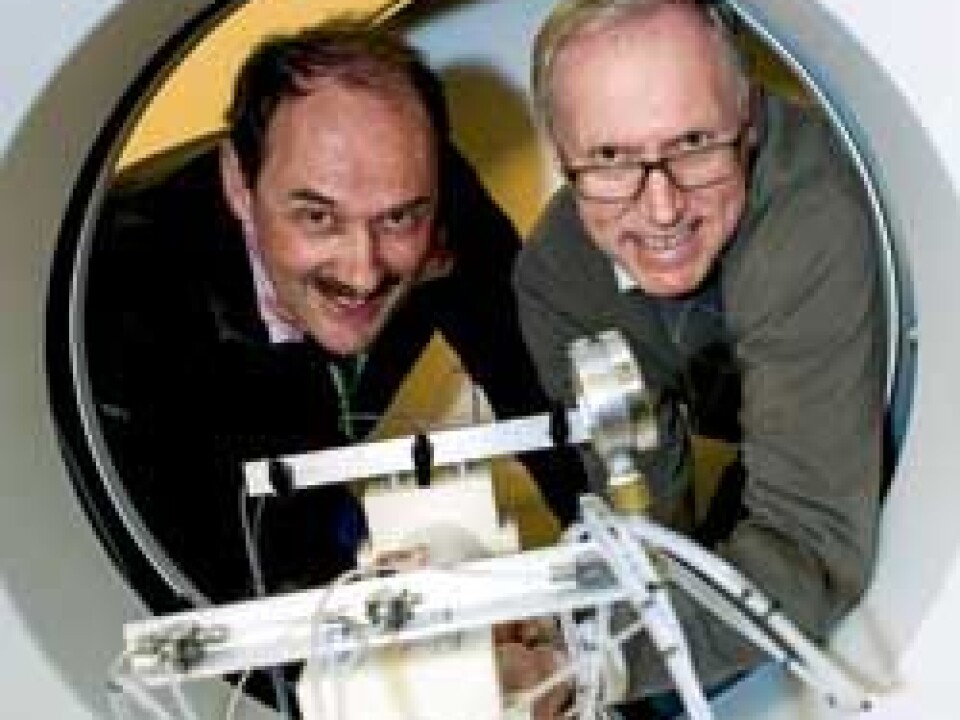 Sandstone can crack if it is filled with too much CO2. To be certain that this will not happen, NTNU Professors Martin Landrø and Ole Torsæter take X-rays of sandstone while it is being pumped full of CO2. (Photo: Ole Morten Melgård/NTNU Info)