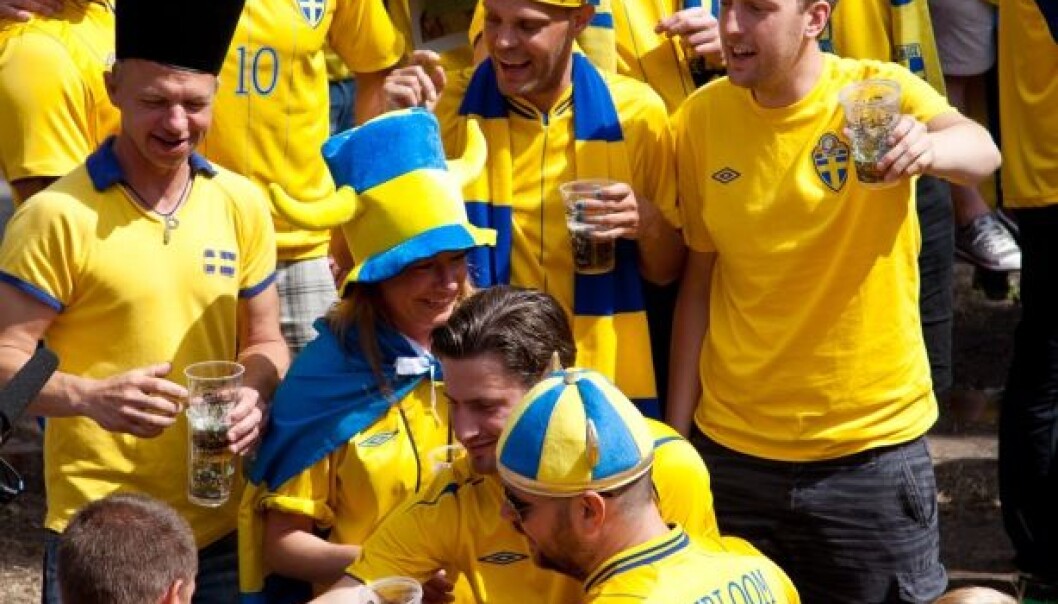 Swedish men are most likely to binge drink with friends − often in connection with sporting events. Friends, beer and a soccer match seem to be a triple-crown combination. (Photo: Colourbox) Swedish men are most likely to binge drink with friends − often in connection with sporting events. Friends, beer and a soccer match seem to be a triple-crown combination. (Photo: Colourbox)