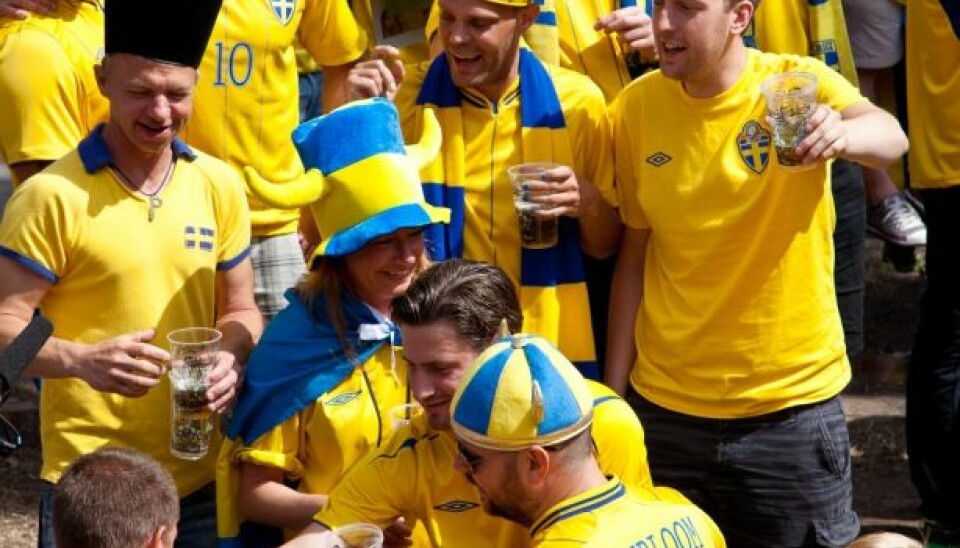 Swedish men are most likely to binge drink with friends − often in connection with sporting events. Friends, beer and a soccer match seem to be a triple-crown combination. (Photo: Colourbox)