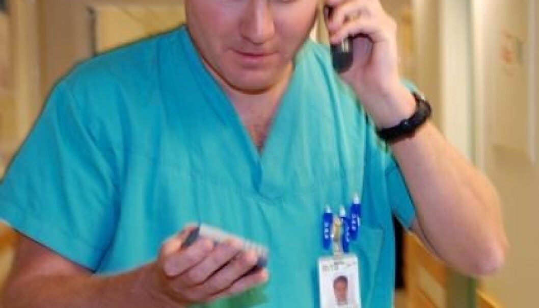 Doctors are interrupted by phones and pagers. (Photo: Jan Fredrik Frantzen) Doctors are interrupted by phones and pagers. (Photo: Jan Fredrik Frantzen)