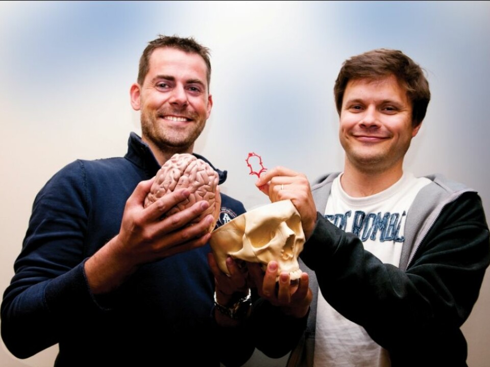 Kristian Valen-Sendstad (left) and Kent-Andre Mardal have developed a simulation model that measures how turbulence in the blood stream creates brain aneurisms. The model can be used to decide whether an aneurism should be surgically removed or not. Most aneurisms appear close to the blood vessel circuit in the brain, which is illustrated by the red ring Mardal is holding. (Photo: Yngve Vogt)