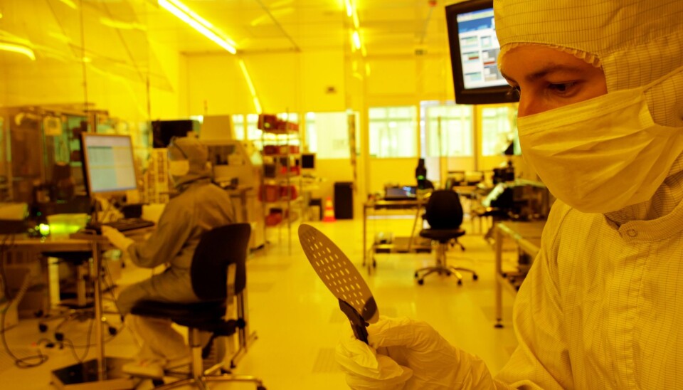 Researcher Matthieu Lacolle holding the silicon wafer. (Photo: Sintef)