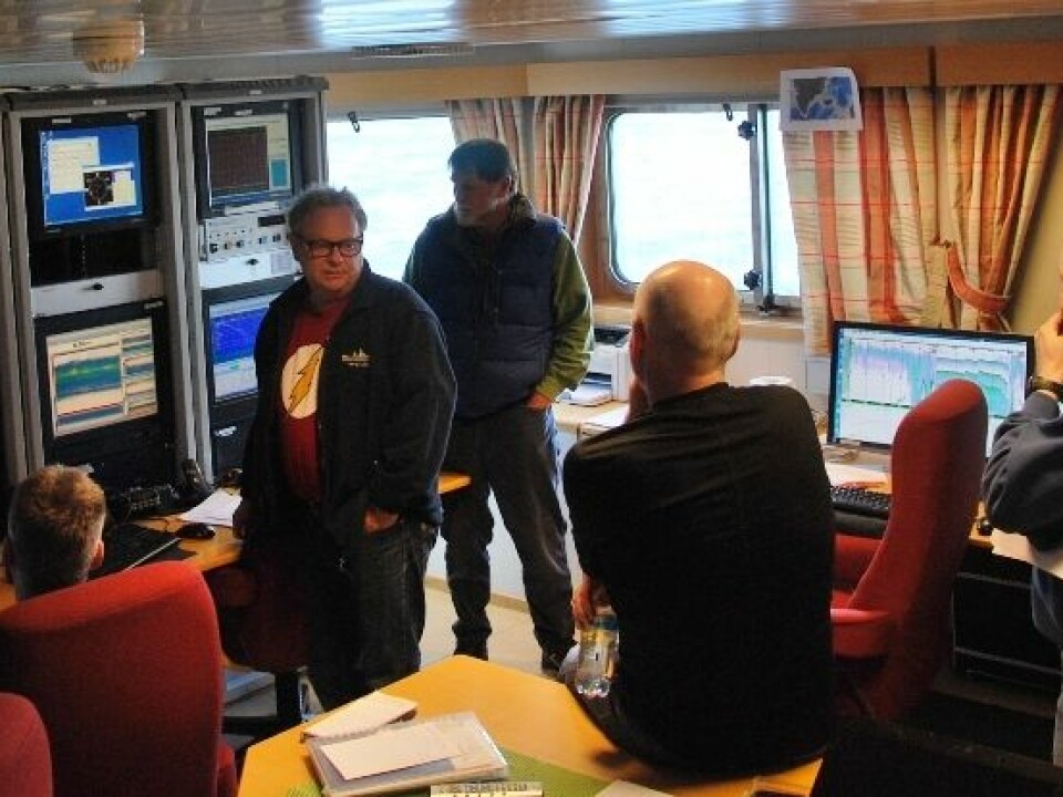 What do the colours on the screen mean? Participants on the voyage discuss what they see on the echo sounder displays in the ship’s control room. From left: Jan Arne Vågenes, Martin Dahl, Peter Wiebe, Webjørn Melle and Tor Knutsen. (Photo: Hanne Østli Jakobsen)