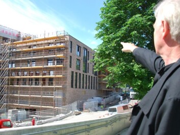 Marius Nygaard counts floors and points out window solutions on of the new buildings at the former Vulkan factory in Oslo. Things done here in brick and steel could as easily been done in wood, he claims. (Photo: Hanne Østli Jakobsen) Marius Nygaard counts floors and points out window solutions on of the new buildings at the former Vulkan factory in Oslo. Things done here in brick and steel could as easily been done in wood, he claims. (Photo: Hanne Østli Jakobsen)