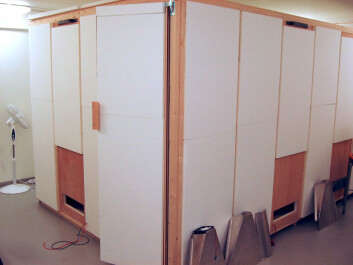 This house has been built inside the climate building to test the thermoelectric heat pumps, among other things. They are placed in the holes at the base of the walls. (Photo: Jan Kåre Bording, University of Stavanger) This house has been built inside the climate building to test the thermoelectric heat pumps, among other things. They are placed in the holes at the base of the walls. (Photo: Jan Kåre Bording, University of Stavanger)