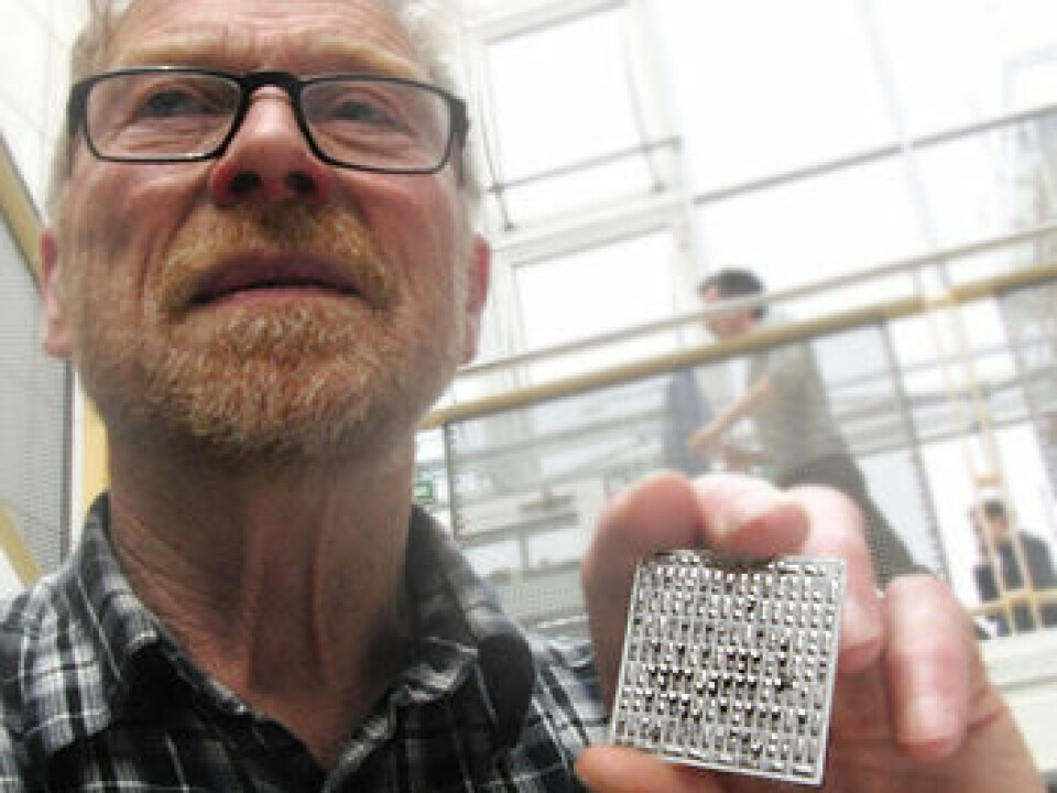 Johan Taftø with a commercial thermoelectric element (Photo: Arnfinn Christensen, forskning.no)