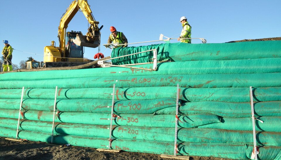 The concept is based on blowing expanded clay (Leca) spheres into enormous rolls made from geotextiles. (Photo: SINTEF)