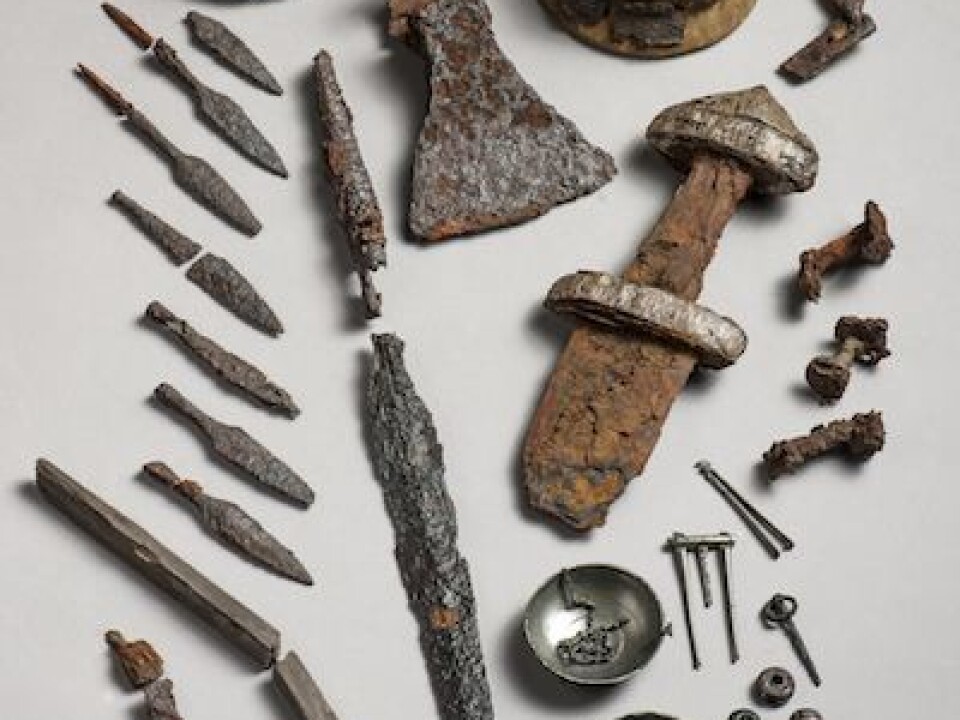 An overview of some of the finds that archaeologists say suggest the presence of a large trading town dating from the Viking age in Steinkjer, north of Trondheim. The three small round knobs on the lower right of the picture are silver buttons that archaeologists believe came from Britain. (Photo: Åge Hojem)