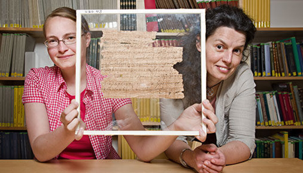 Anastasia Maravela (right), professor of Greek at UiO, heads the team studying the papyruses in the University of Oslo Library. The team also includes Joanne Vera Stolk (left), PhD student, who is here showing us the papyrus fragment that has been found to provide new knowledge on the last poet of antiquity. (Photo: John Hughes) Anastasia Maravela (right), professor of Greek at UiO, heads the team studying the papyruses in the University of Oslo Library. The team also includes Joanne Vera Stolk (left), PhD student, who is here showing us the papyrus fragment that has been found to provide new knowledge on the last poet of antiquity. (Photo: John Hughes)
