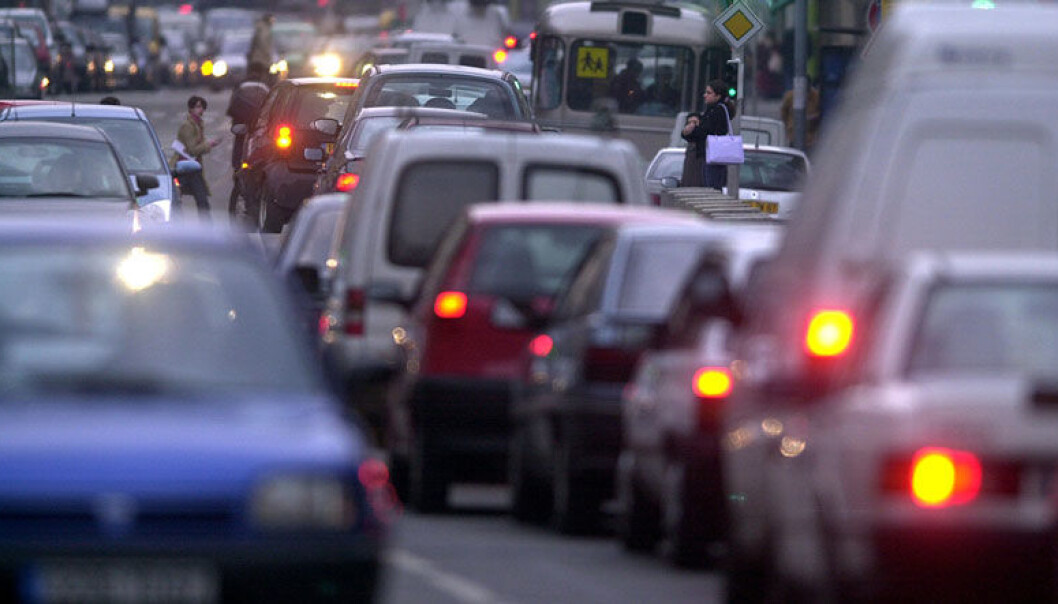 Suspended dust is churned up when cars emit exhaust and plough up tiny bits of asphalt. A clear link exists between such dust and the risks of lung cancer. (Photo: Colourbox.com) Suspended dust is churned up when cars emit exhaust and plough up tiny bits of asphalt. A clear link exists between such dust and the risks of lung cancer. (Photo: Colourbox.com)