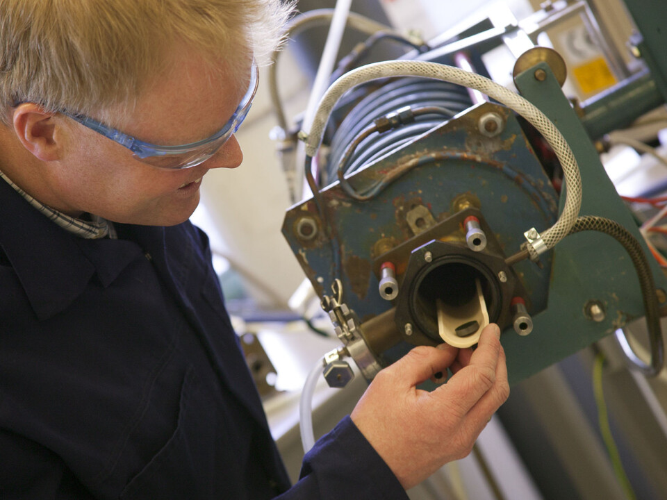 SINTEF scientist Tommy Mokkelbost withdraws freshly baked cathode material out of a laboratory furnace. (Photo: SINTEF / Gry Karin Stimo)