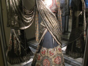 An exclusive dress signed by the popular designer Sabyasachi Mukherjee. The design is an example of use of the old clothing tradition of the Mughal era, now in a modern setting for the upper crust. (Photo: Marianne Nordahl) An exclusive dress signed by the popular designer Sabyasachi Mukherjee. The design is an example of use of the old clothing tradition of the Mughal era, now in a modern setting for the upper crust. (Photo: Marianne Nordahl)