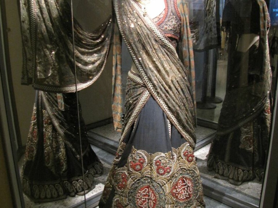 An exclusive dress signed by the popular designer Sabyasachi Mukherjee. The design is an example of use of the old clothing tradition of the Mughal era, now in a modern setting for the upper crust. (Photo: Marianne Nordahl)