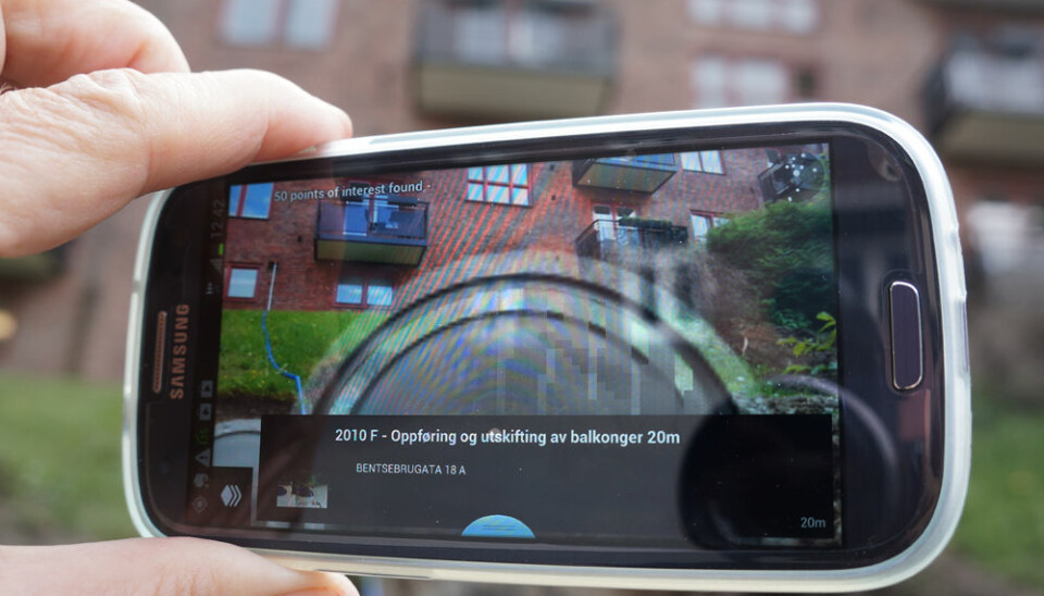 The smartphone app PlanAR runs within the app Layar, a free download for Android and iPhone. It projects casework from Oslo’s Department of Urban Development as grey circles in front of the places where you point the phone. The larger the circle, the closer you are to the relevant spot. (Photo: Arnfinn Christensen, forskning.no.)