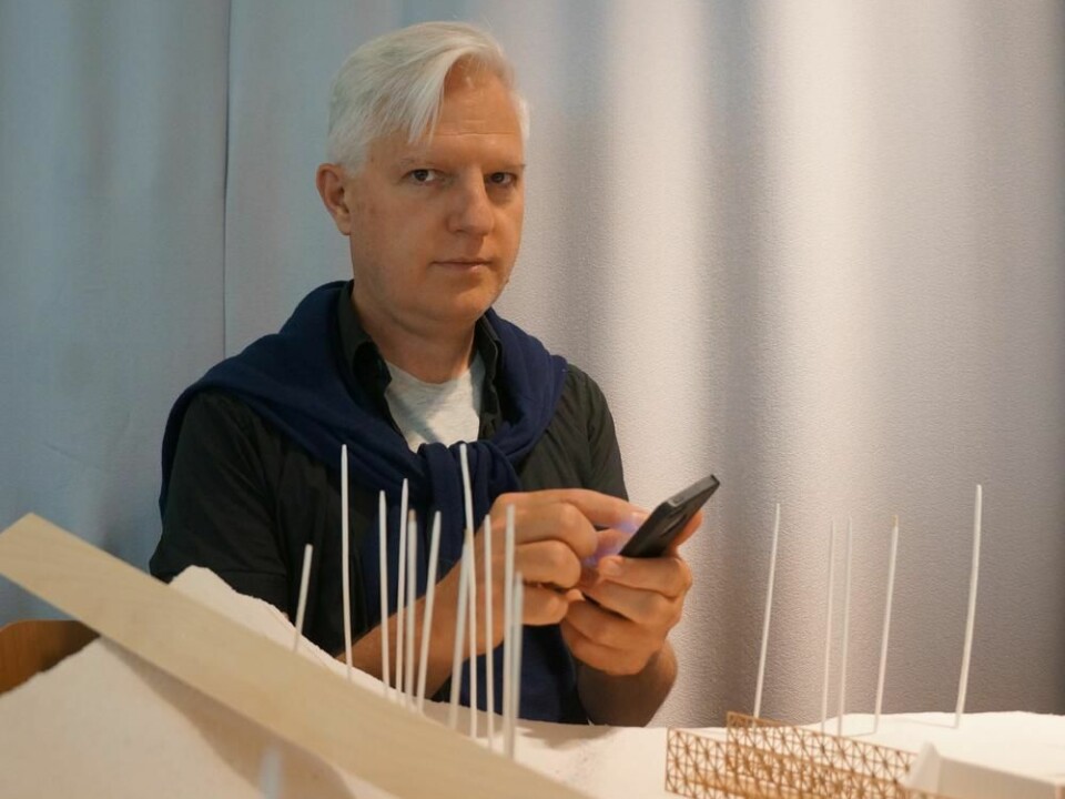Andrew Morrison using the app Streetscape by a model at the Oslo School of Architecture and Design. (Photo: Arnfinn Christensen, forskning.no.)