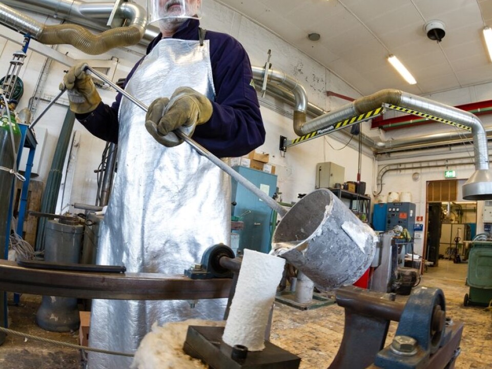 This is where the cast-forge process that turns smelted aluminium into a component of a suspension system begins. SINTEF’s Kurt Sandaunet casts the aluminium alloy in a steel mould that is slightly tipped in order to keep the molten metal from splashing. (Photo: SINTEF/Thor Nielsen)