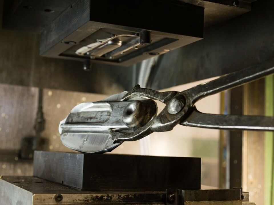The forged product is ejected from the forging tool and lifted out. (Photo: SINTEF/Thor Nielsen)