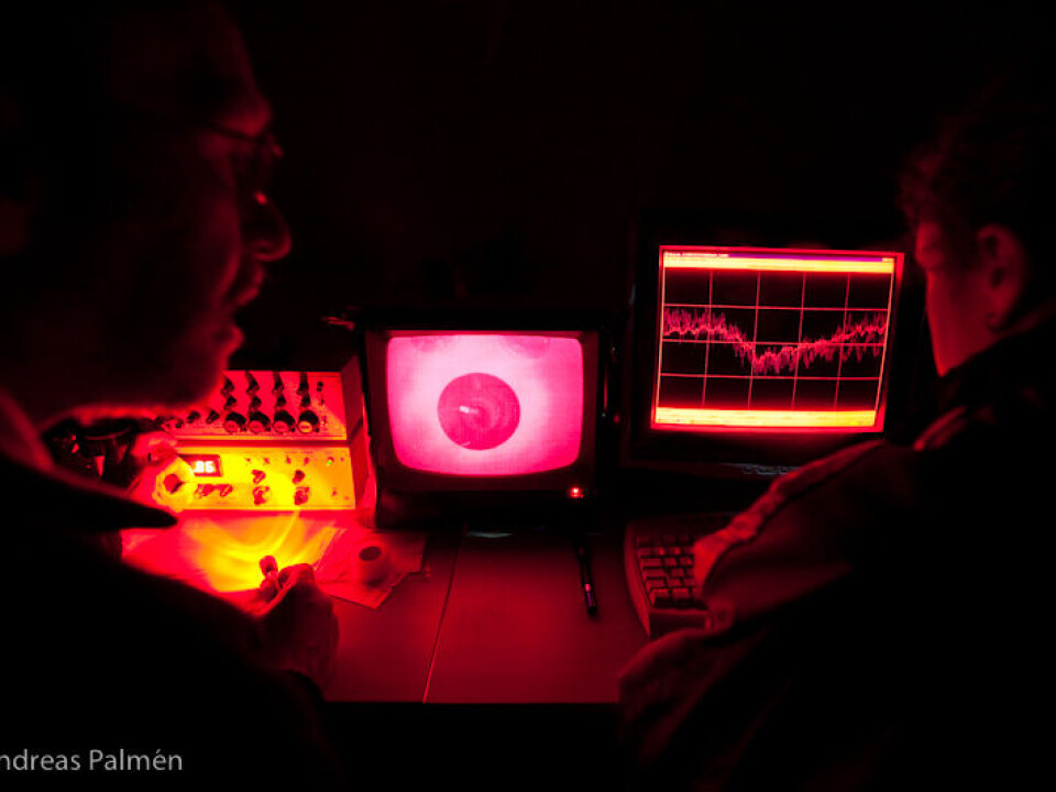 Electroretinogram of the eye: Researchers use an instrument called an electroretinogram to measure the sensitivity of the eye to light. The instrument measures the electrical responses in the eye when there is a specific light stimulus. (Photo: Andreas Palmén)