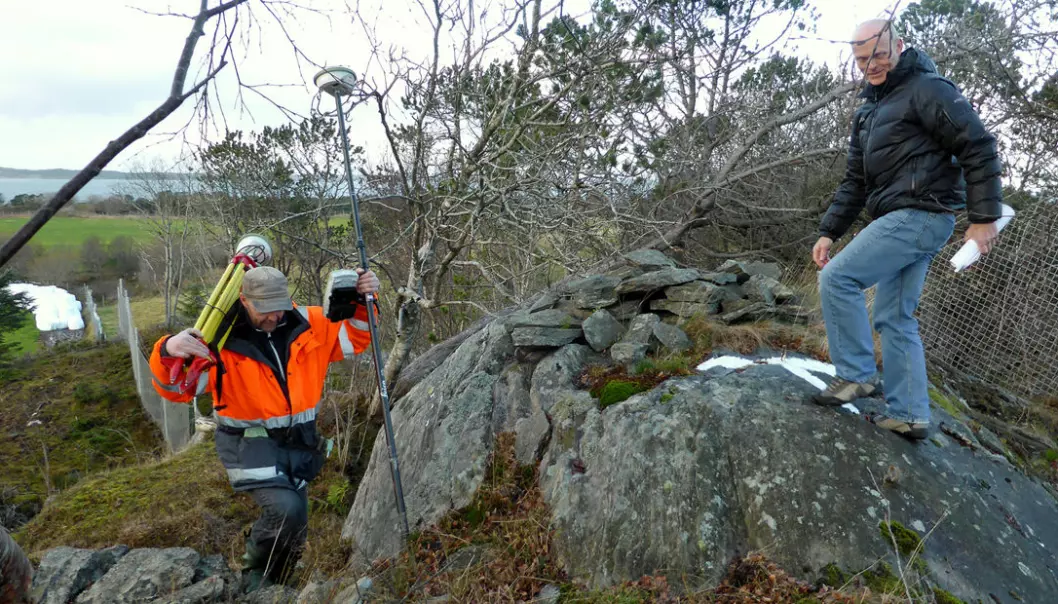 New elevations are being chalked up all over Norway.  Chief County Surveyor Kjetil Gjesdal (right) and Surveyor Kjell Skullerud at Herdlaåsen in Hordaland County. (Photo: Sveinung Engeland, Norwegian Mapping Authority)