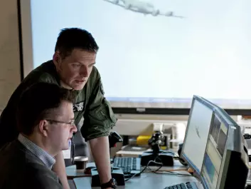 Captain Per Orheim, from the 717 Squadron, and system developer Trond Lindberg from Teleplan Globe in the FFI combat laboratory, “Battle Lab”. (Photo: FFI)