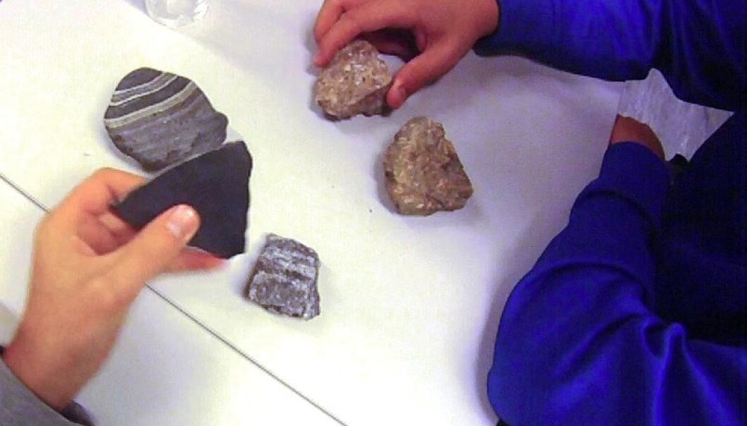 Pupils classifying rock samples. (Photo: Kari Beate Remmen) Pupils classifying rock samples. (Photo: Kari Beate Remmen)