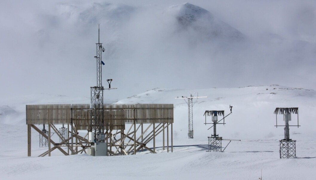 Hauklefjell is a gusty spot in Norway. A purpose-built precipitation gauge slows down the wind and catches snowflakes. By comparison, as much as 80 percent of the snow blows right past the normal gauges on the right. (Photo: Roy Rasmussen) Hauklefjell is a gusty spot in Norway. A purpose-built precipitation gauge slows down the wind and catches snowflakes. By comparison, as much as 80 percent of the snow blows right past the normal gauges on the right. (Photo: Roy Rasmussen)