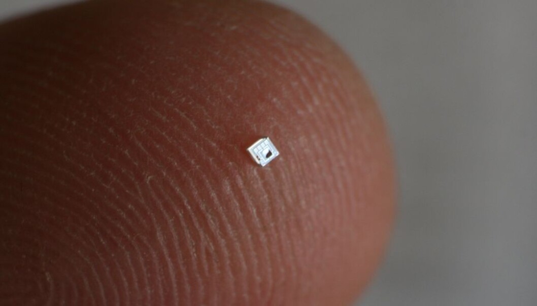 The tiny pressure sensor looks like a pinprick on a finger. (Photo: Werner Juvik/SINTEF)
The tiny pressure sensor looks like a pinprick on a finger. (Photo: Werner Juvik/SINTEF)