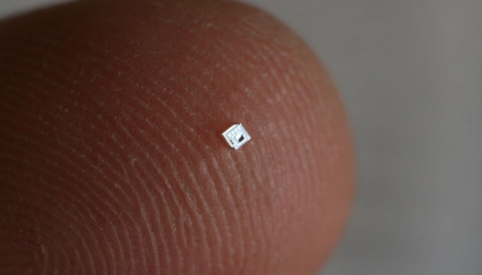 The tiny pressure sensor looks like a pinprick on a finger. (Photo: Werner Juvik/SINTEF)