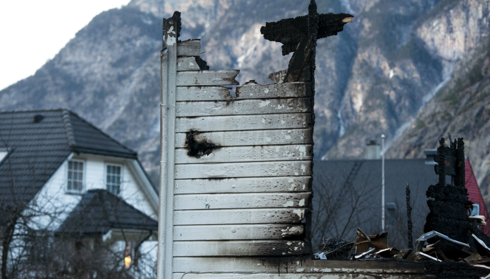 Fire researcher believes that the fire, destroying 40 houses in a heritage village in Norway at the beginning of this year, could have been avoided with the right fire safety measures. (Photo: Marit Hommedal, NTB Scanpix)