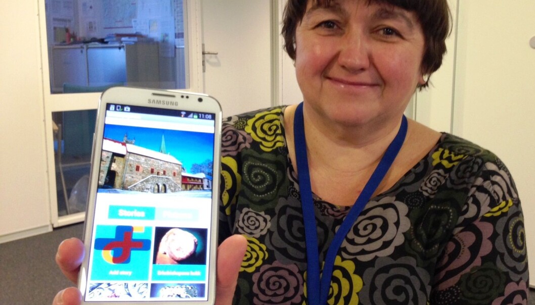 Jacqueline Floch gets cultural experiences via a smartphone (Photo: SINTEF) Jacqueline Floch gets cultural experiences via a smartphone (Photo: SINTEF)