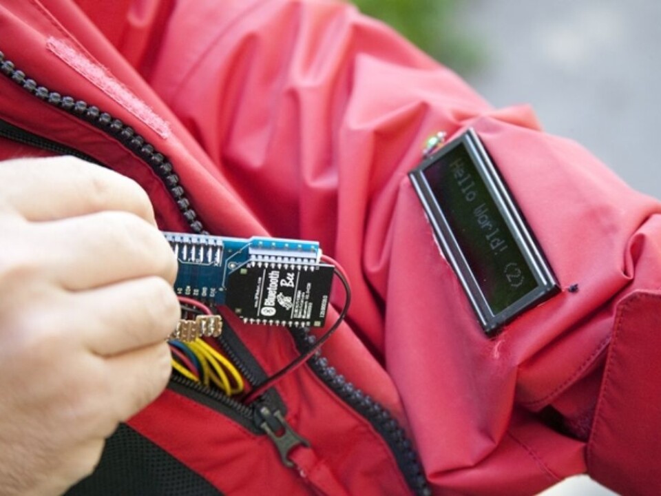 Instead of a phone screen, a display is sewn into the jacket sleeve showing a line of rolling text. A person receiving a message feels a small vibration in his or her collar.(Photo: Gry Karin Stimo/SINTEF)