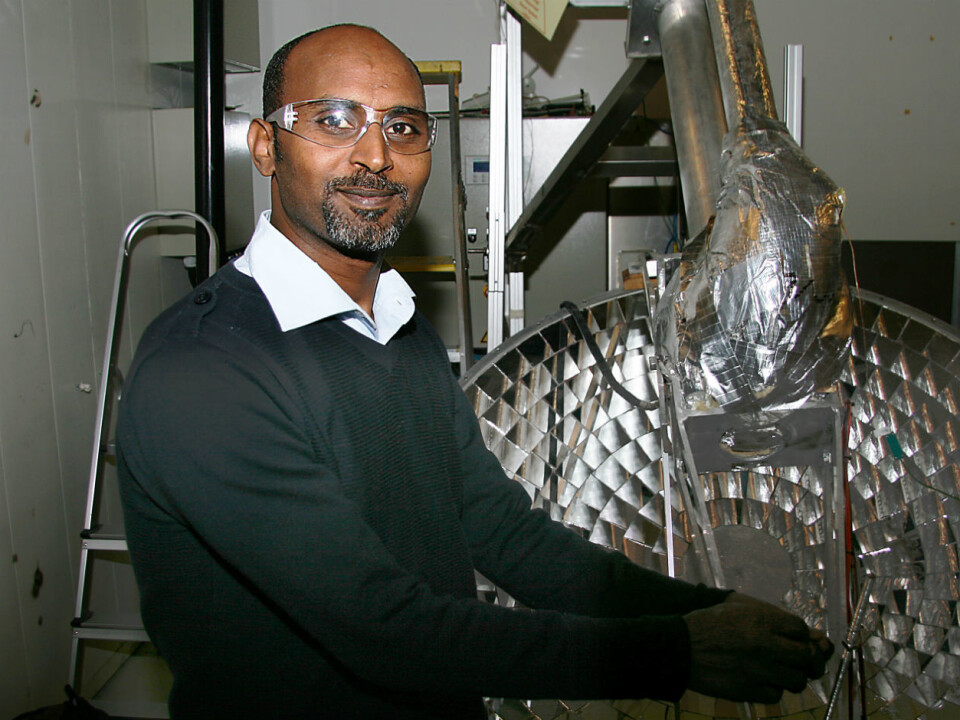 The inventor Asfafaw Tesfay has succeeded in baking injeras on his solar powered oven. (Photo: Maria Gilje Solheim)