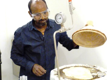 The inventor Asfafaw Tesfay in the process of baking injeras on his solar powered oven. (Photo: Dag Håkon Haneberg) The inventor Asfafaw Tesfay in the process of baking injeras on his solar powered oven. (Photo: Dag Håkon Haneberg)