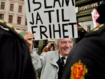 Although none of the larger extreme right groups or websites overtly call for violence, their potential for inciting violence is hard to assess, according to researchers. Above, Arne Tumyr, the former head of a group in Norway called “Stopp islamiseringen av Norge” [Stop the Islamisation of Norway], demonstrates behind a ring of police in Oslo in 2009. (Photo: Kyrre Lien/SCANPIX)