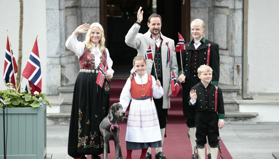 Crown Princess Mette Marit, Crown Prince Haakon, Marius Borg Høiby, Princess Ingrid Alexandra and Prince Sverre Magnus outside their home on Norwegian Constitution Day last year. All wearing 'bunads'.  (Photo: Stian Lysberg Solum, NTB scanpix)