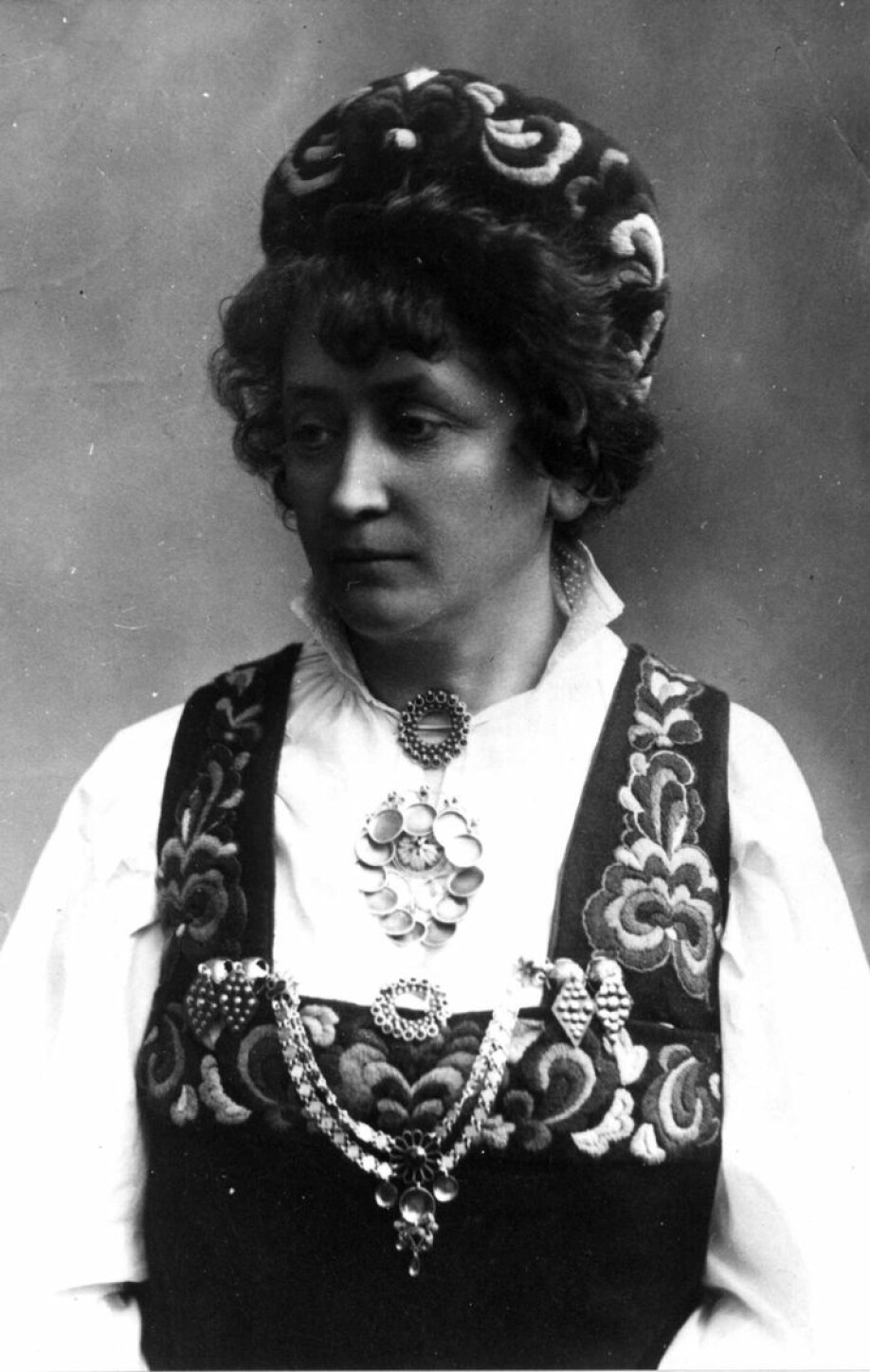 Hulda Garborg in her national costume, which she had made in 1898. (Photo: Norwegian Folk Museum)