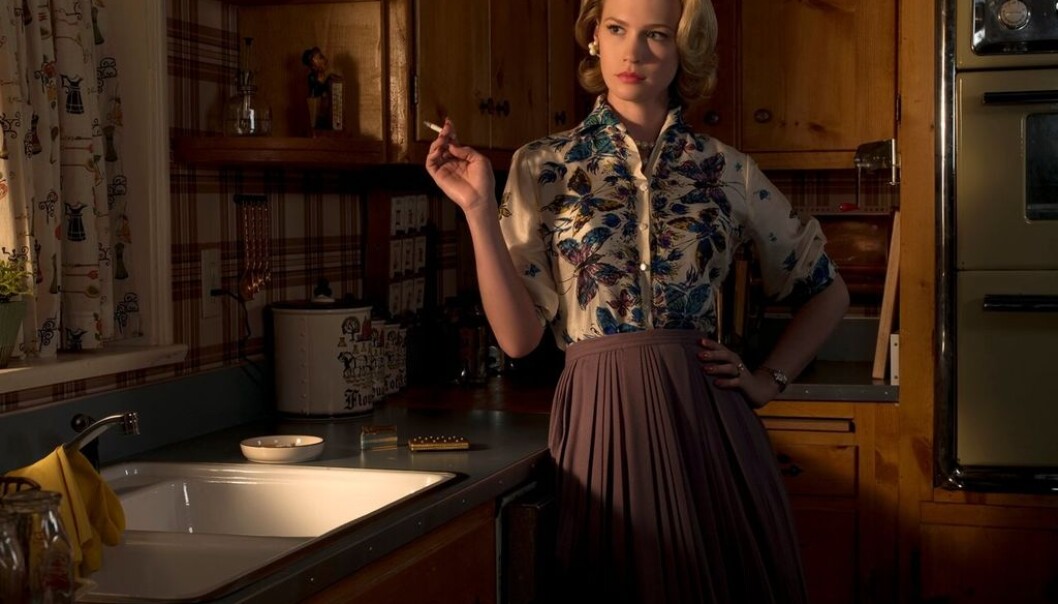Betty Draper stages herself in the kitchen on the TV series “Mad Men”. A perfect facade with realistic 1960s colouring camouflages an unhappy life. “She is a housewife trapped in the kitchen who stares longingly through the window toward freedom,” says TV analyst Gry Rustad. (Photo: Album) Betty Draper stages herself in the kitchen on the TV series “Mad Men”. A perfect facade with realistic 1960s colouring camouflages an unhappy life. “She is a housewife trapped in the kitchen who stares longingly through the window toward freedom,” says TV analyst Gry Rustad. (Photo: Album)