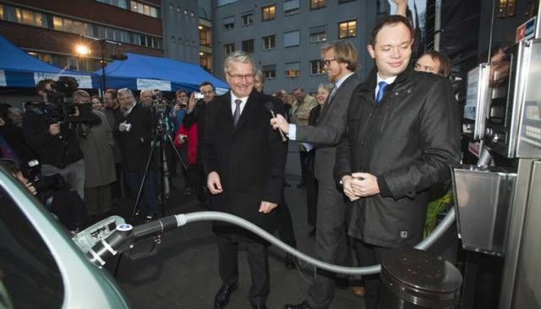 A hydrogen station is opened. From left: Oslo’s Mayor Fabian Stang, master of ceremonies Ole Andre Sivertsen and Jakob Krogsgaard from the Danish firm H2 Logic, which built the hydrogen station. (Photo: SINTEF/Werner Juvik) A hydrogen station is opened. From left: Oslo’s Mayor Fabian Stang, master of ceremonies Ole Andre Sivertsen and Jakob Krogsgaard from the Danish firm H2 Logic, which built the hydrogen station. (Photo: SINTEF/Werner Juvik)