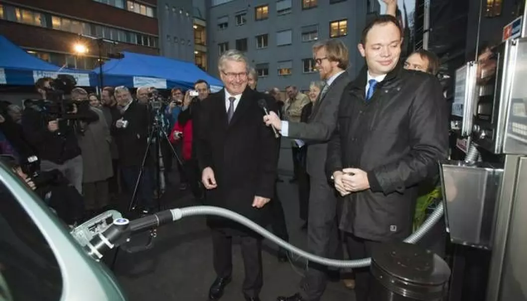 A hydrogen station is opened. From left: Oslo’s Mayor Fabian Stang, master of ceremonies Ole Andre Sivertsen and Jakob Krogsgaard from the Danish firm H2 Logic, which built the hydrogen station. (Photo: SINTEF/Werner Juvik)