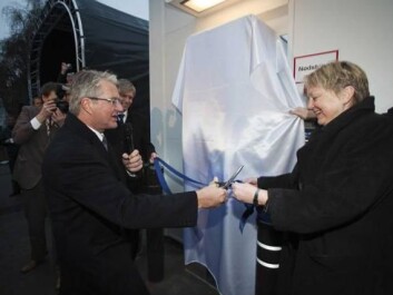 Fabian Stang and SINTEF’s CEO Unni Steinsmo formally open the new hydrogen station. (Photo: SINTEF/Werner Juvik) Fabian Stang and SINTEF’s CEO Unni Steinsmo formally open the new hydrogen station. (Photo: SINTEF/Werner Juvik)