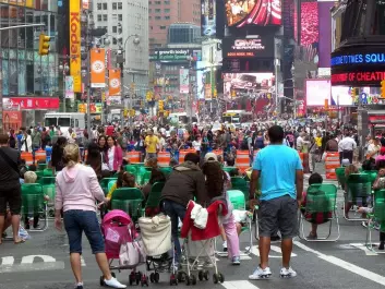 The streets round Times Square in New York were closed for traffic on Memorial Day at the end of May in 2009. People were handed out green folding chairs as a trial run. Today these have been replaced by permanent benches and the traffic has been banished. (Photo: Jim Henderson, Wikimedia Commons)