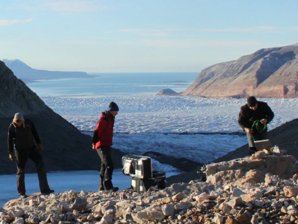 The portable seismometers which were set up at Kronebreen in 2013 marked the start of the Seismoglac project, which runs instruments that will provide better theoretical models for how glaciers react to climate changes. (Photo: Christopher Nuth, University of Oslo)