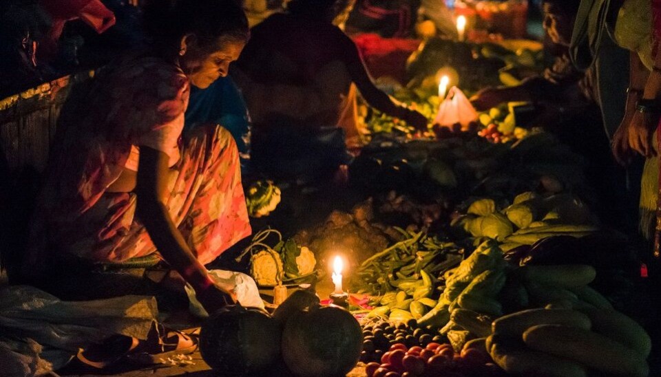 Selling fruit and vegetables in Kathmandu by candle light: Power cuts are common in Nepal. (Photo: Kiril Rusev, flickr)