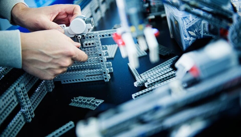 Building copies of industrial, robotically-controlled machinery using bricks is no problem. Gripping, lifting, moving, pressing, stamping and stopping can be performed with Lego or corresponding systems. (Photo: Benjamin A. Ward)