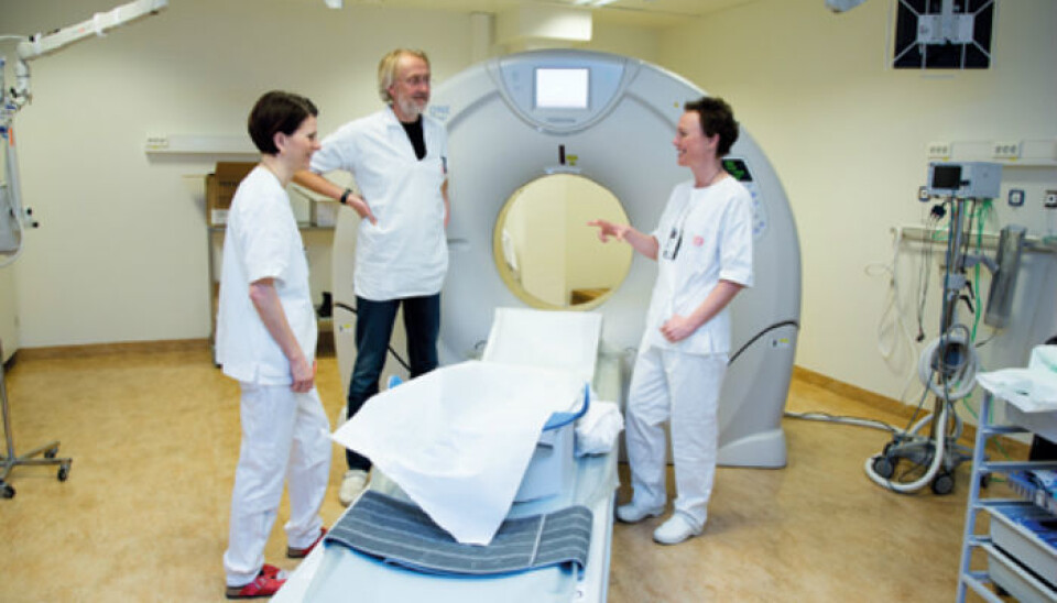 Joanna Kristiansen (left), Trond Mogens Aaløkken and Anne Catrine Trægde Martinsen have developed a new method that detects cancer far better than the current, old-fashioned X-ray procedure. (Photo: Yngve Vogt)