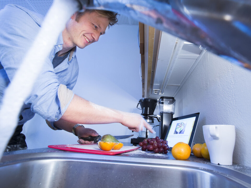“Imagine that you’re baking bread. Your fingers are sticky and you want to check the tablet to see how much flour it said in the recipe. In situations like this it would be great not to have to touch the screen”, says Risholm. (Photo: Werner Juvik/SINTEF)