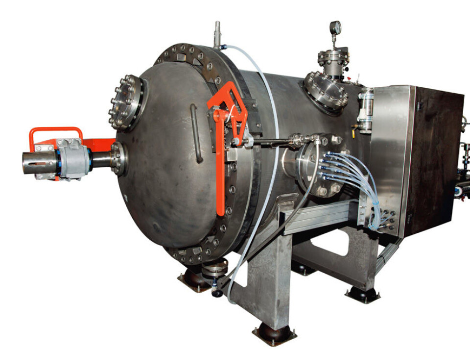 The pressure tank is made of titanium and has a diameter of about one metre. Into the tank will go bacteria, single-celled organisms, mussels, coral – and finally, a flounder. (Photo: Merethe Wagelund)