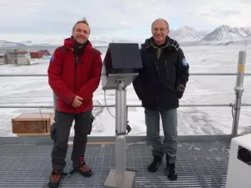 Mathieu Barthélemy (left) and Jean Lilensten on Svalbard with the instrument they used – the spectro photo polarimeter. (Photo: Mathieu Barthélemy)