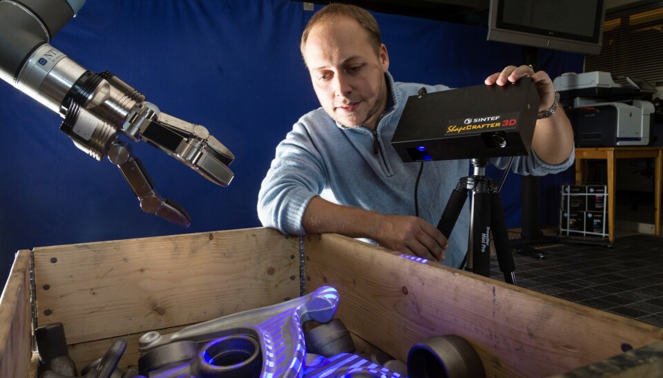 Robots must be able to recognise an object even among a randomly sorted pile of components, and then pick it up and piece it together with others, says Øystein Skotheim at SINTEF. Photo: Thor Nielsen.