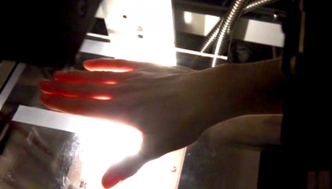 White light shines through fingers and fine nuances of colour are sensed by a hyperspectral camera. A computer analysis of how the light changed as it passed through the hand enables medical professionals to make a quick and early diagnosis of arthritic inflammation. (Photo: Lise Randeberg) White light shines through fingers and fine nuances of colour are sensed by a hyperspectral camera. A computer analysis of how the light changed as it passed through the hand enables medical professionals to make a quick and early diagnosis of arthritic inflammation. (Photo: Lise Randeberg)